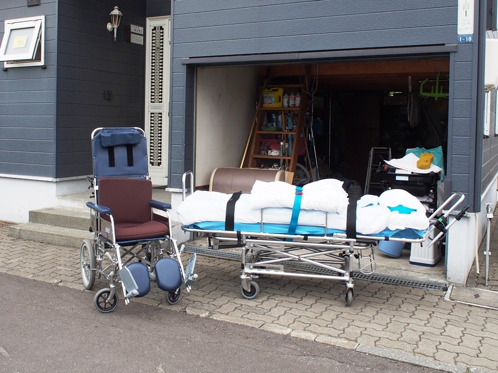 リクライニング車いすとストレッチャー