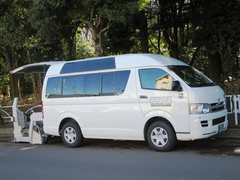 ハイエース側面とリフト