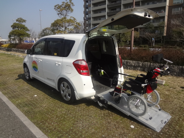 後部スロープと車いす