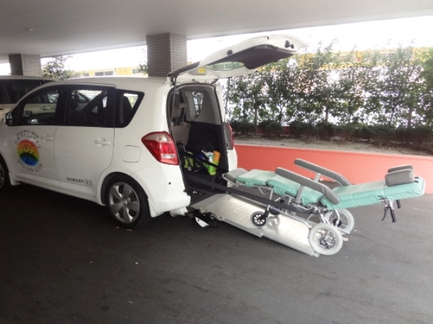 後部スロープとリクライニング車いす