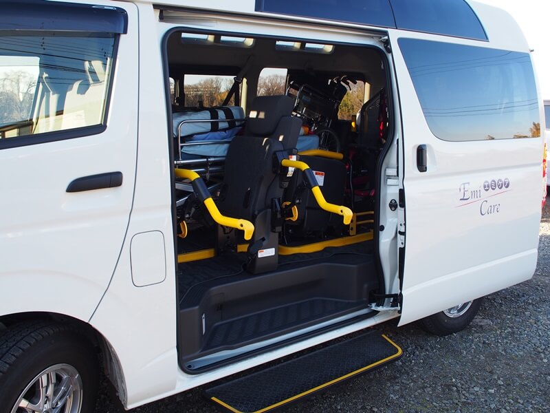 スライドドア部分のステップと手すり