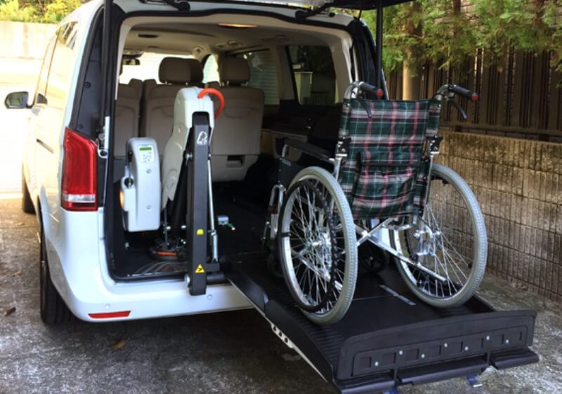 介護車両リフトの車いす搬入