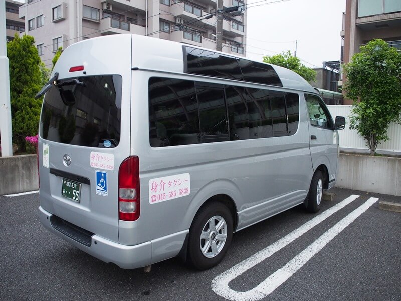 介護車両レジアスエースと屋号ロゴ