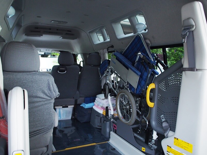 介護車両内部と車いす収納