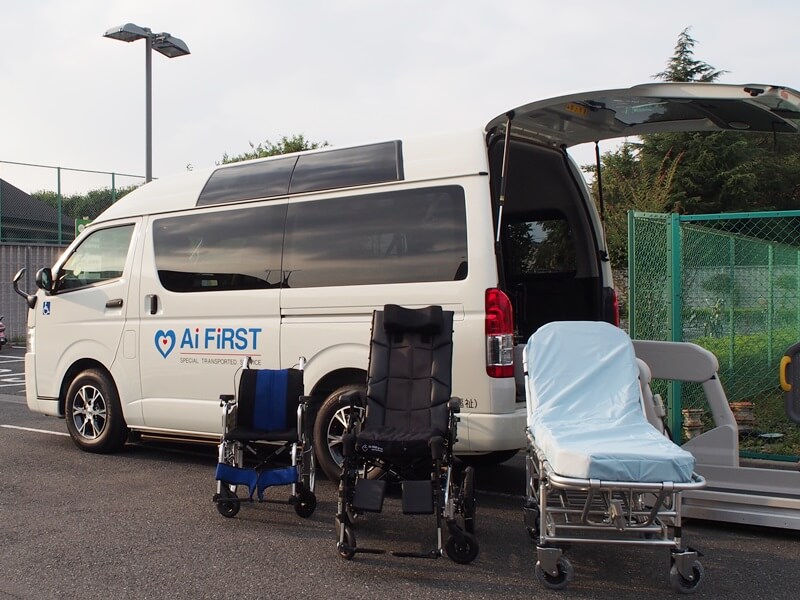 介護車両と車いす、リクライニング車いす、ストレッチャー
