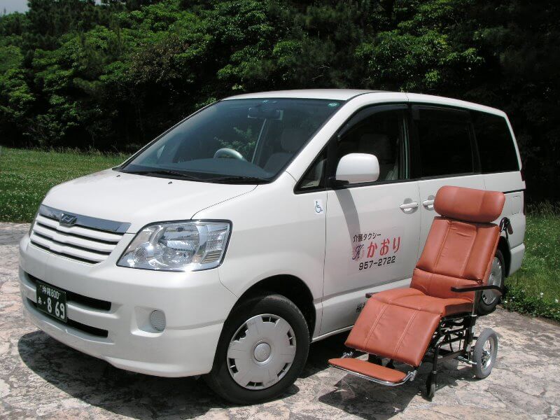 車両ノアとリクライニング車いす
