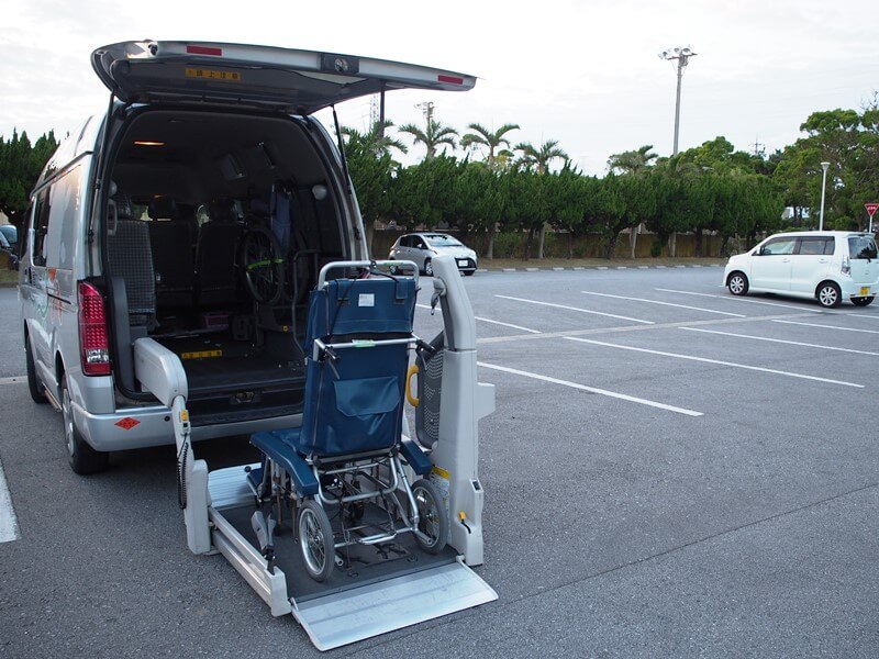 車両リフトとリクライニング車いす
