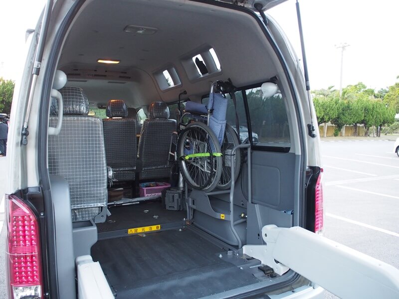 車内車いす収納