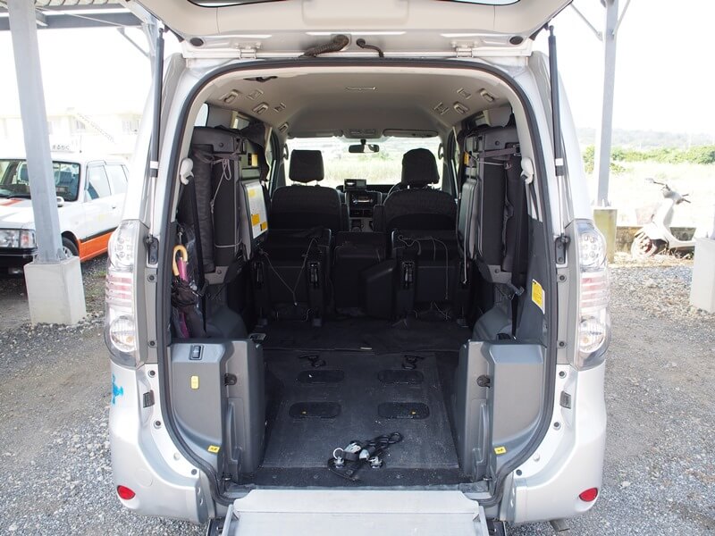 広々とした車内