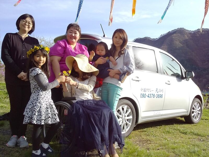 ドライバーの武井さんと利用者の方々