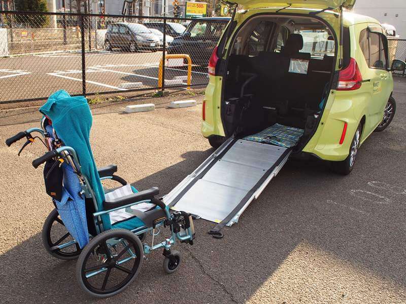 リクライニング車いすとフリード