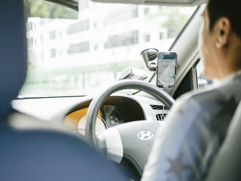 タクシードライバーの後ろ姿