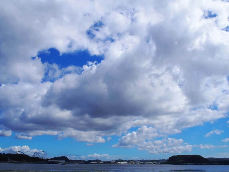 海の公園に広がる雲