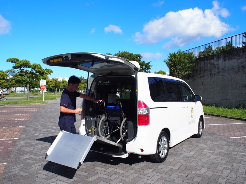 電動スロープを操作する崎尾さん