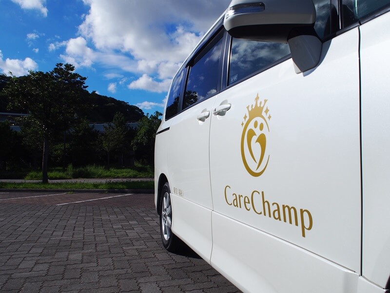 ケアチャンプ介護タクシー車両側面のロゴマーク