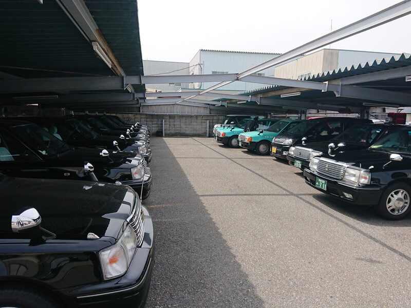 車庫で待機するタクシー