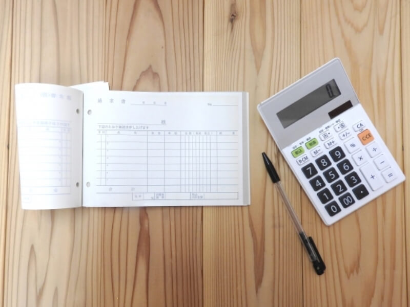 請求書と電卓
