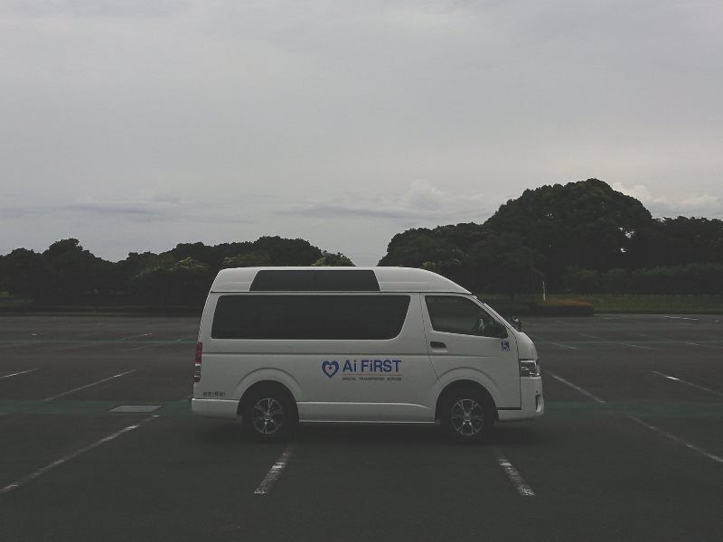 曇り空の下の介護タクシーアイファースト