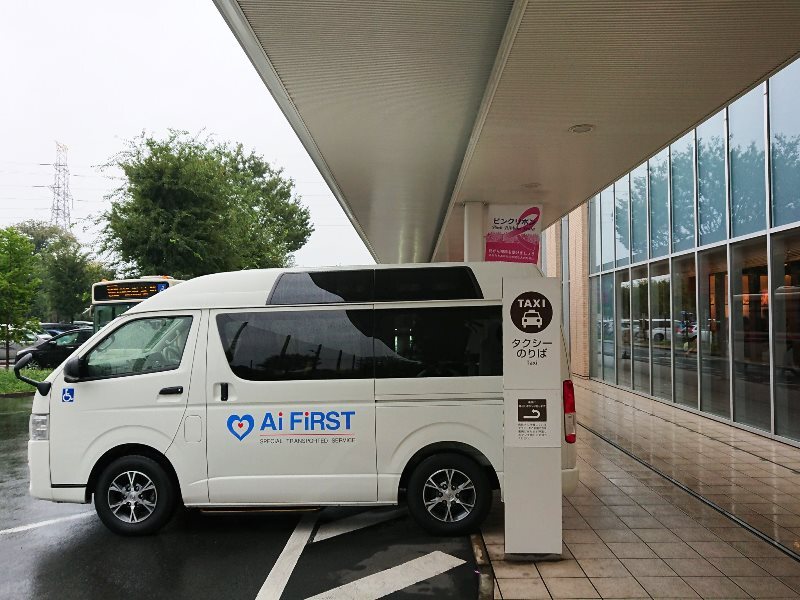 病院の駐車場で待機するアイファーストの車両