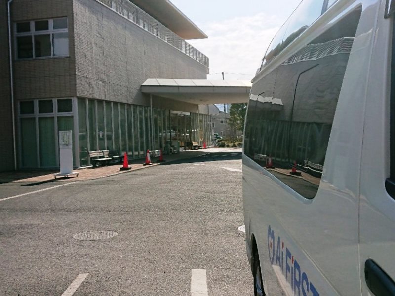 病院入口へ向かう介護タクシーアイファースト