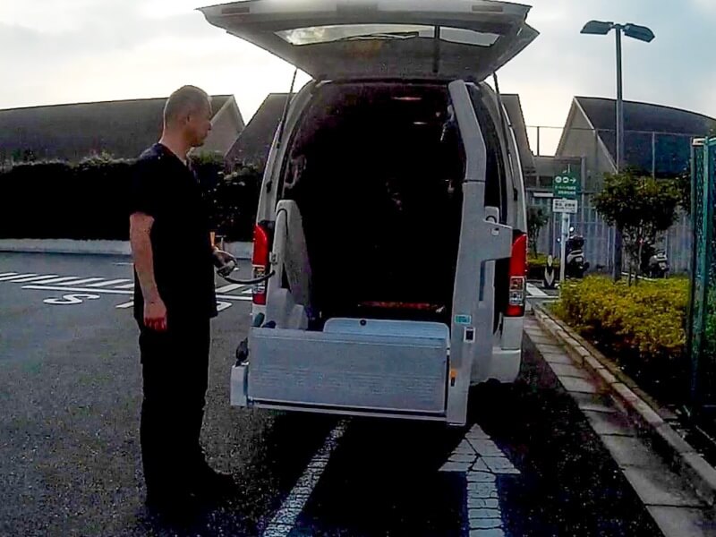 リフトを慎重に操作するアイファーストの相川さん