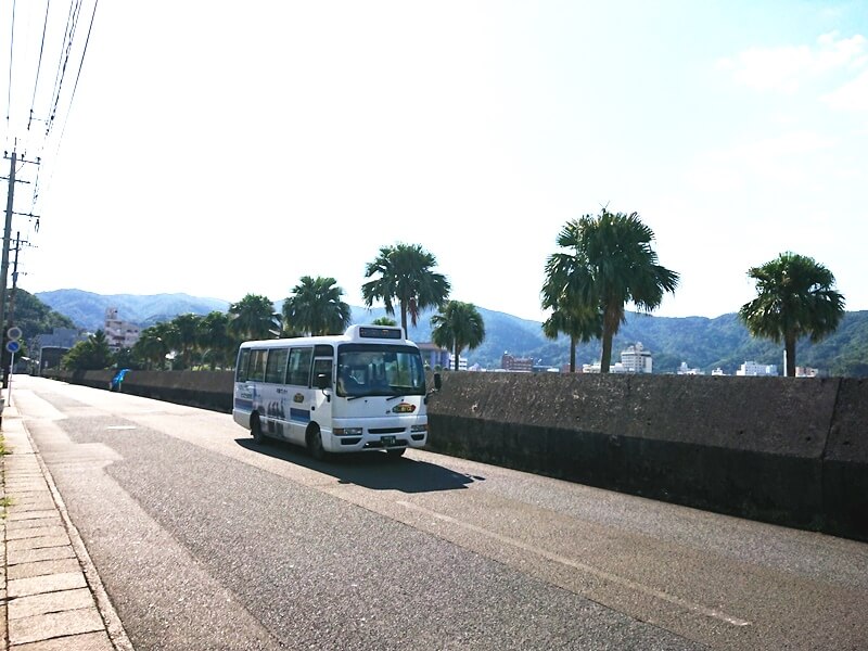 名瀬港沿いの路線を走るしまバス