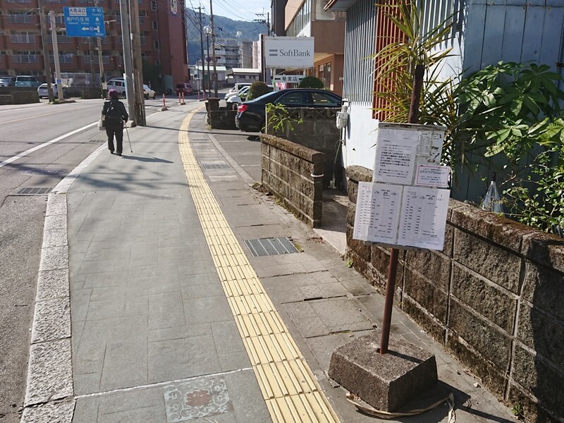 バス停を通り過ぎる高齢者