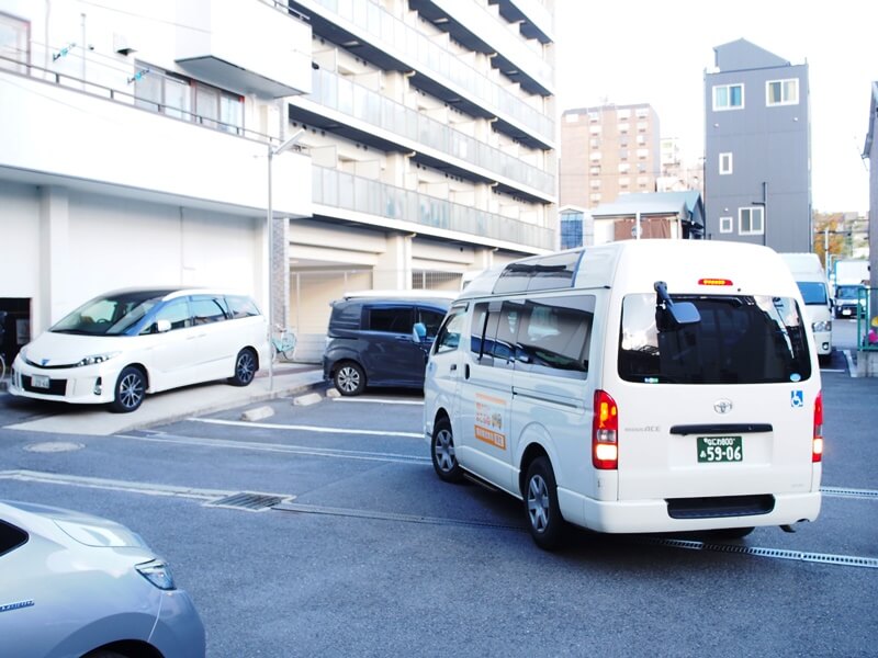 駐車場を出るレジアスエース