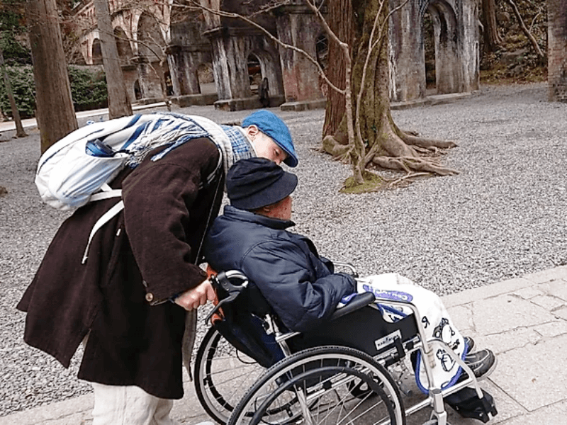 車いす介助をする久保田さん