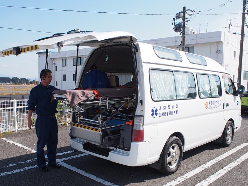 注意深くリフトを操作する浜田さん