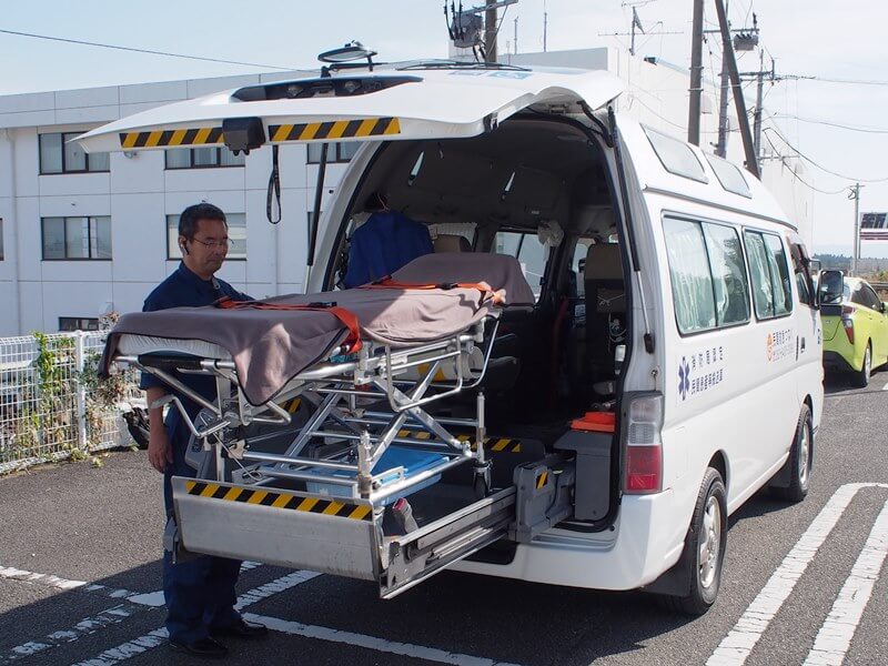 電動リストを操作する浜田さん