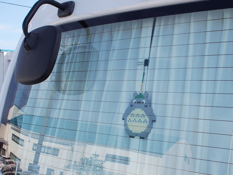 リアウインドウに飾られたトトロのプレート