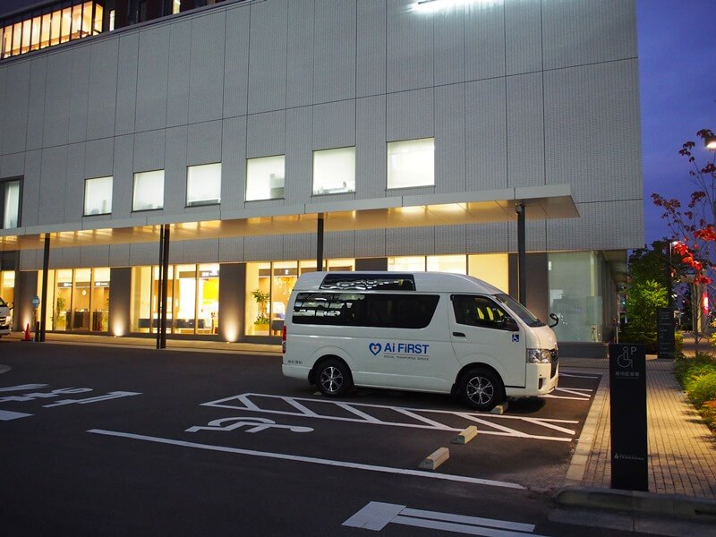 病院の駐車場に停車するアイファーストの車両