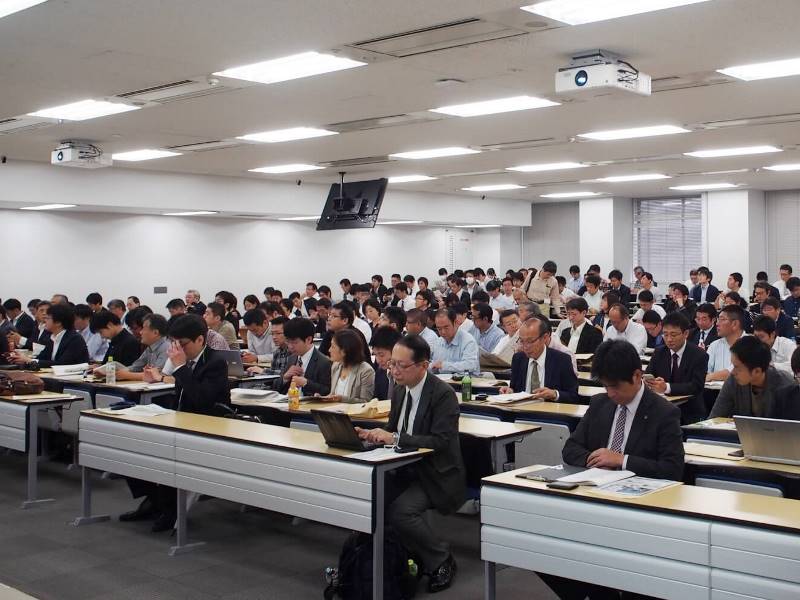 フォーラム2日目の基調講演会場