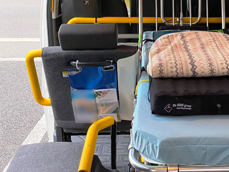 介護タクシーでAViCを宣伝