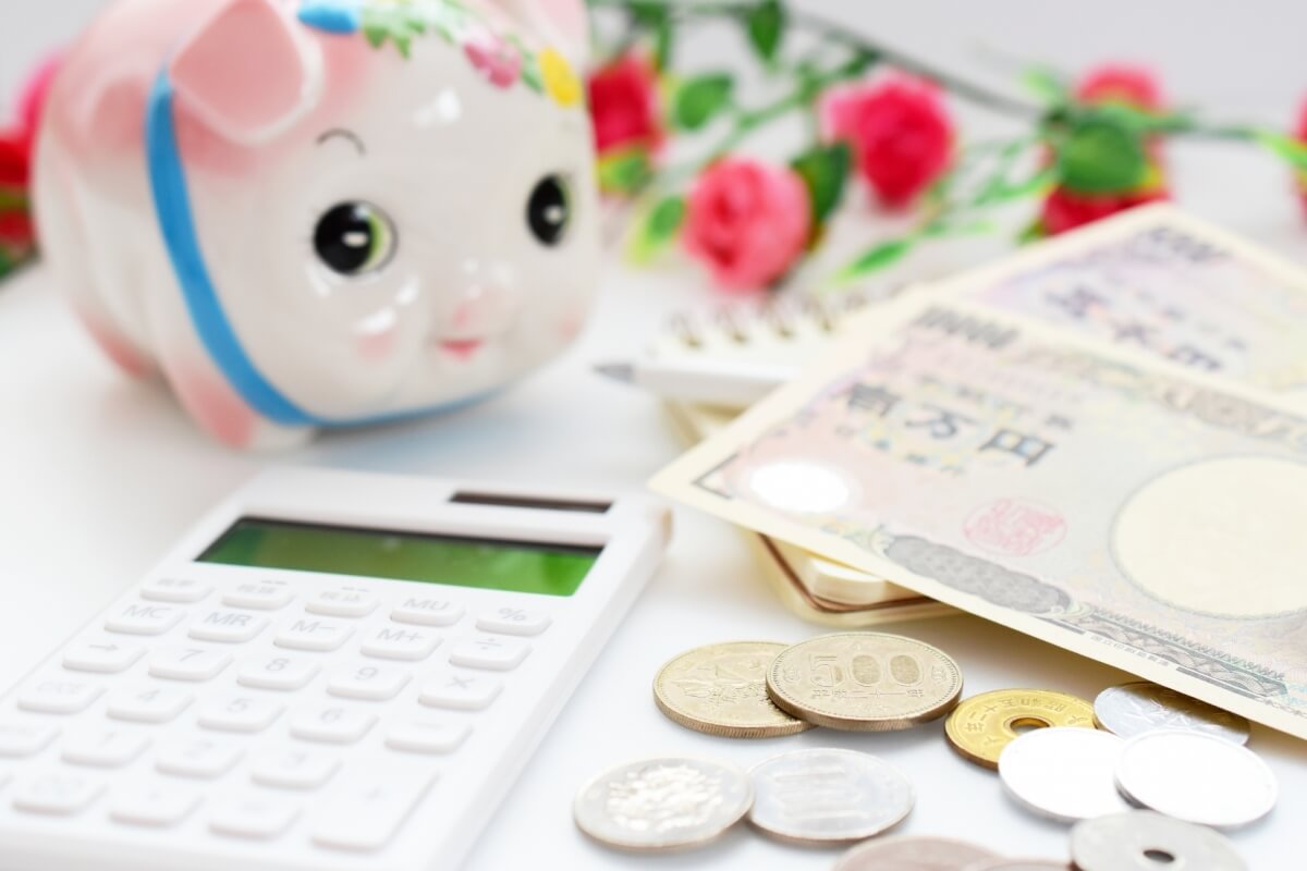 貯金箱とお金の写真