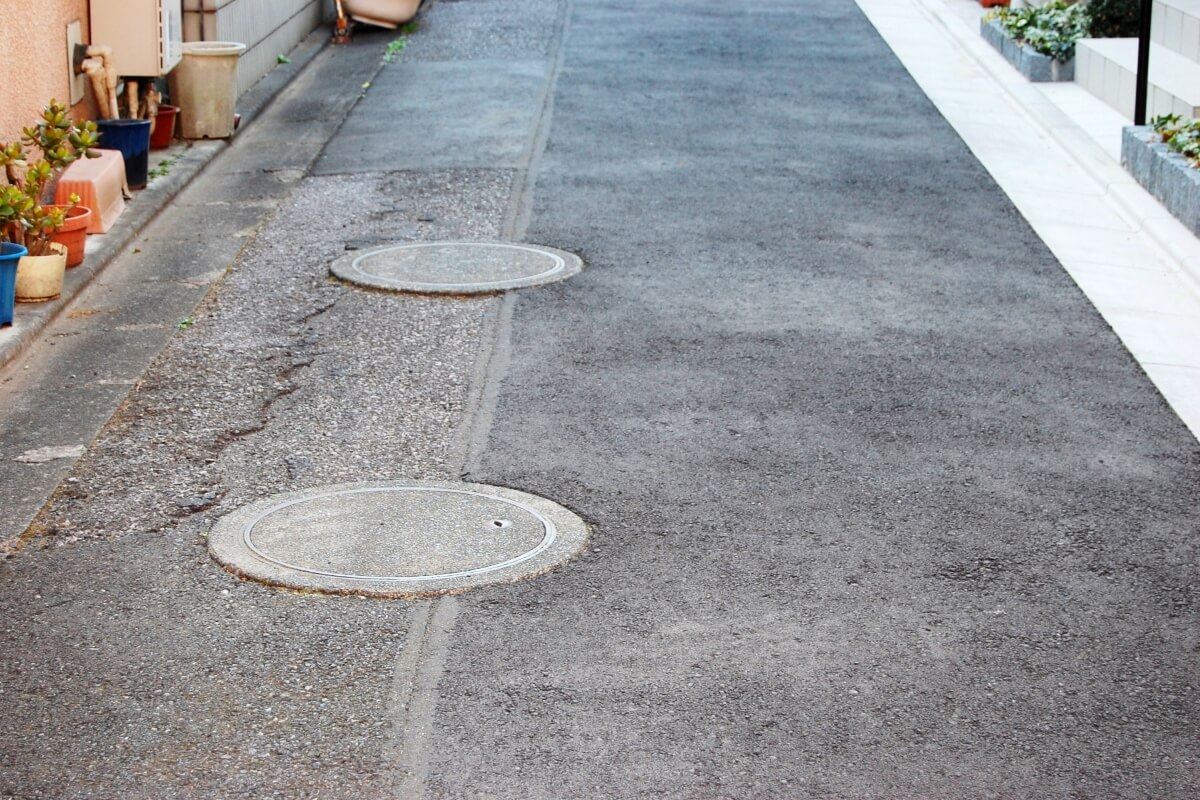 マンホールのある道路