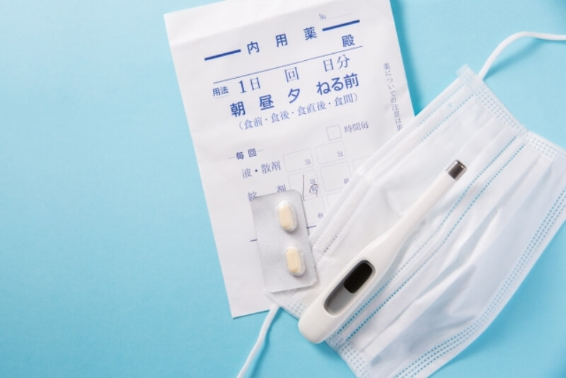 処方薬とマスクと体温計