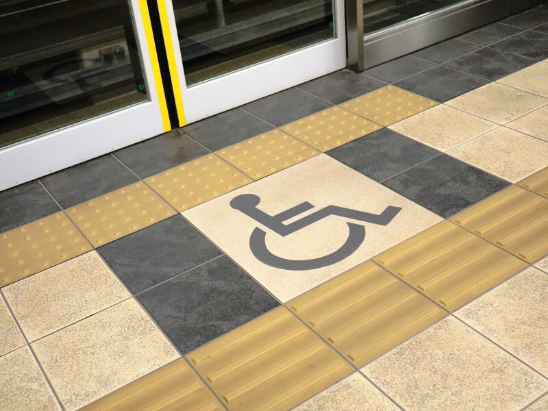 駅ホームのマーク