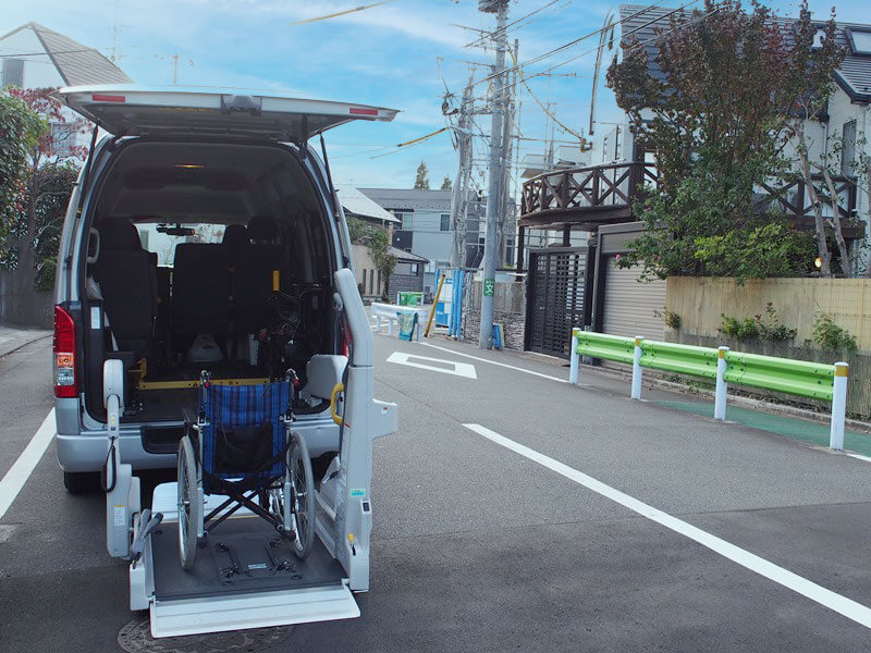 電動リフトと車いす