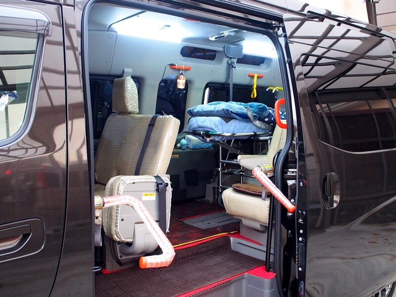 乗降グリップ付きの入口