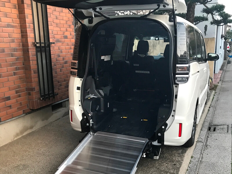 介護車両ヴォクシー後部スロープ