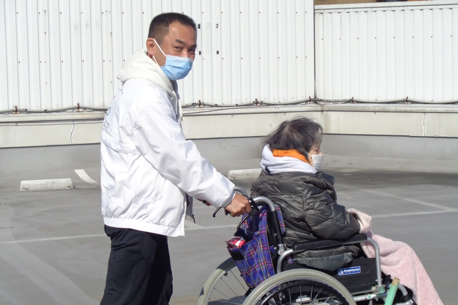 車いす介助中の山崎さん