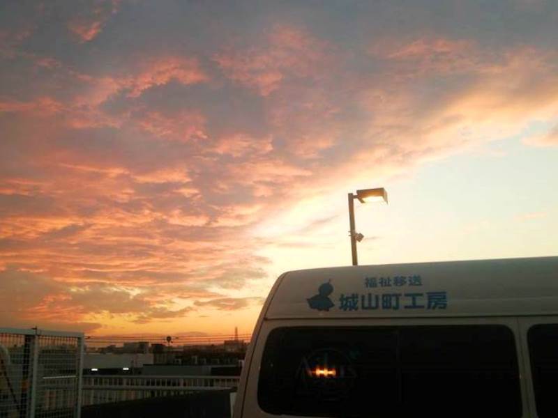 茜雲と屋号ロゴ