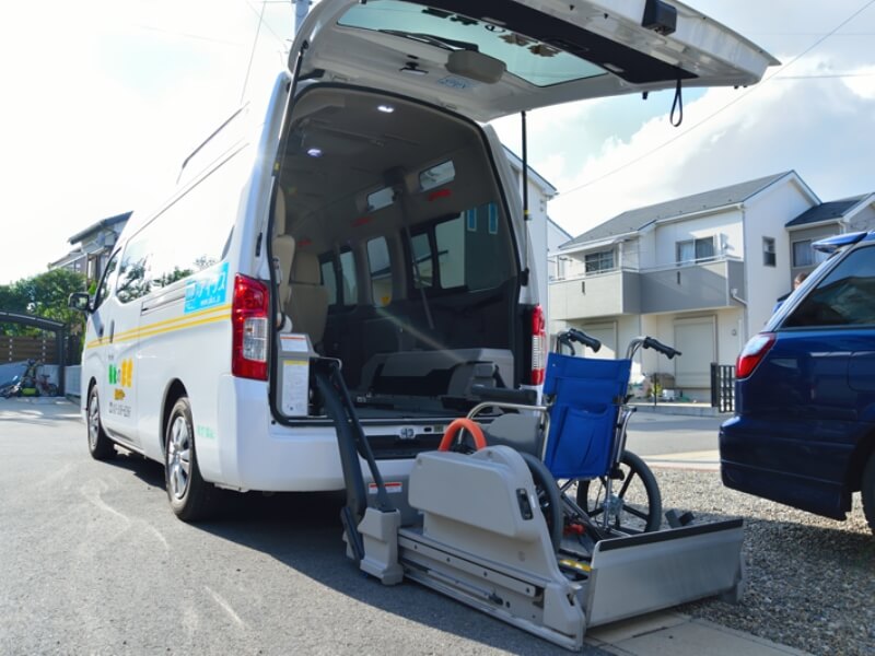 介護車両リフト操作イメージ