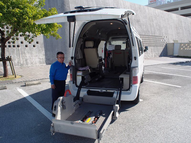 リフト操作中のドライバー我謝さん