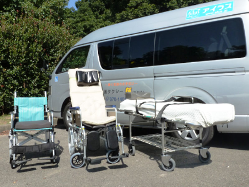介護車両と機材