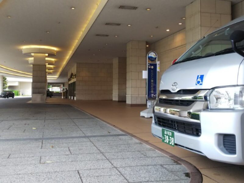 ホテル車寄せと介護車両