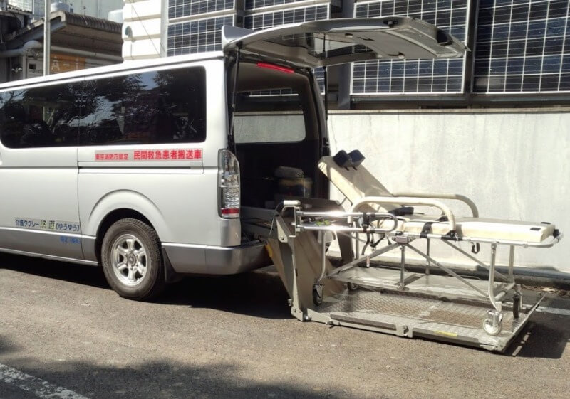 介護車両リフトストレッチャー搬入イメージ