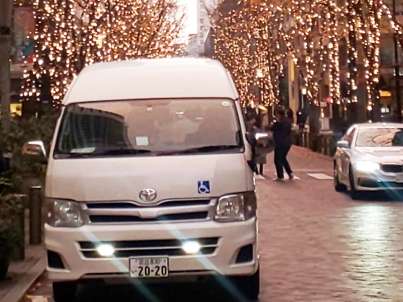 介護車両のハイエース前方